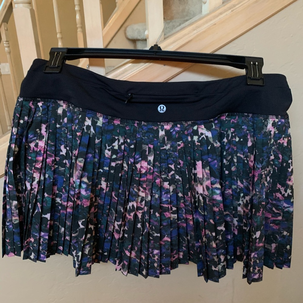 Lululemon pleat to the street sz 12